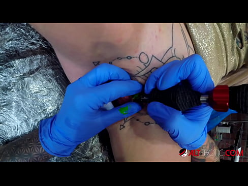 ❤️ Sully Savage-k izugarri tatuatu zuen klitorian tatuaje bat egin zuen ❤❌ Porno gugan ﹏