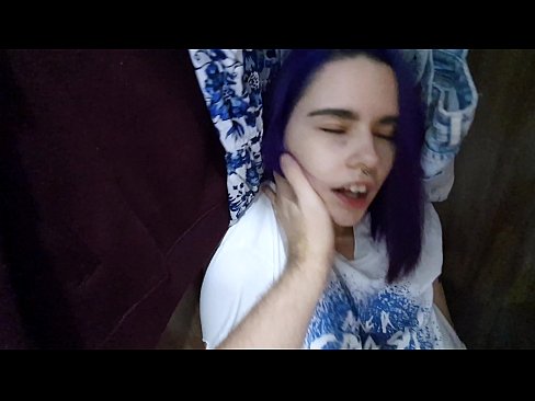 ❤️ Nire ahizpa armairuan aurkitu eta lagundu zion esperma ❤❌ Porno gugan ﹏