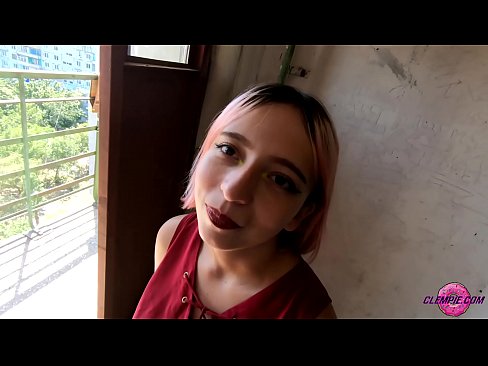 ❤️ Ikasle sentsuak arrotz bat zurrupatzen du kanpoaldean - Cum On His Face ❤❌ Porno gugan ﹏